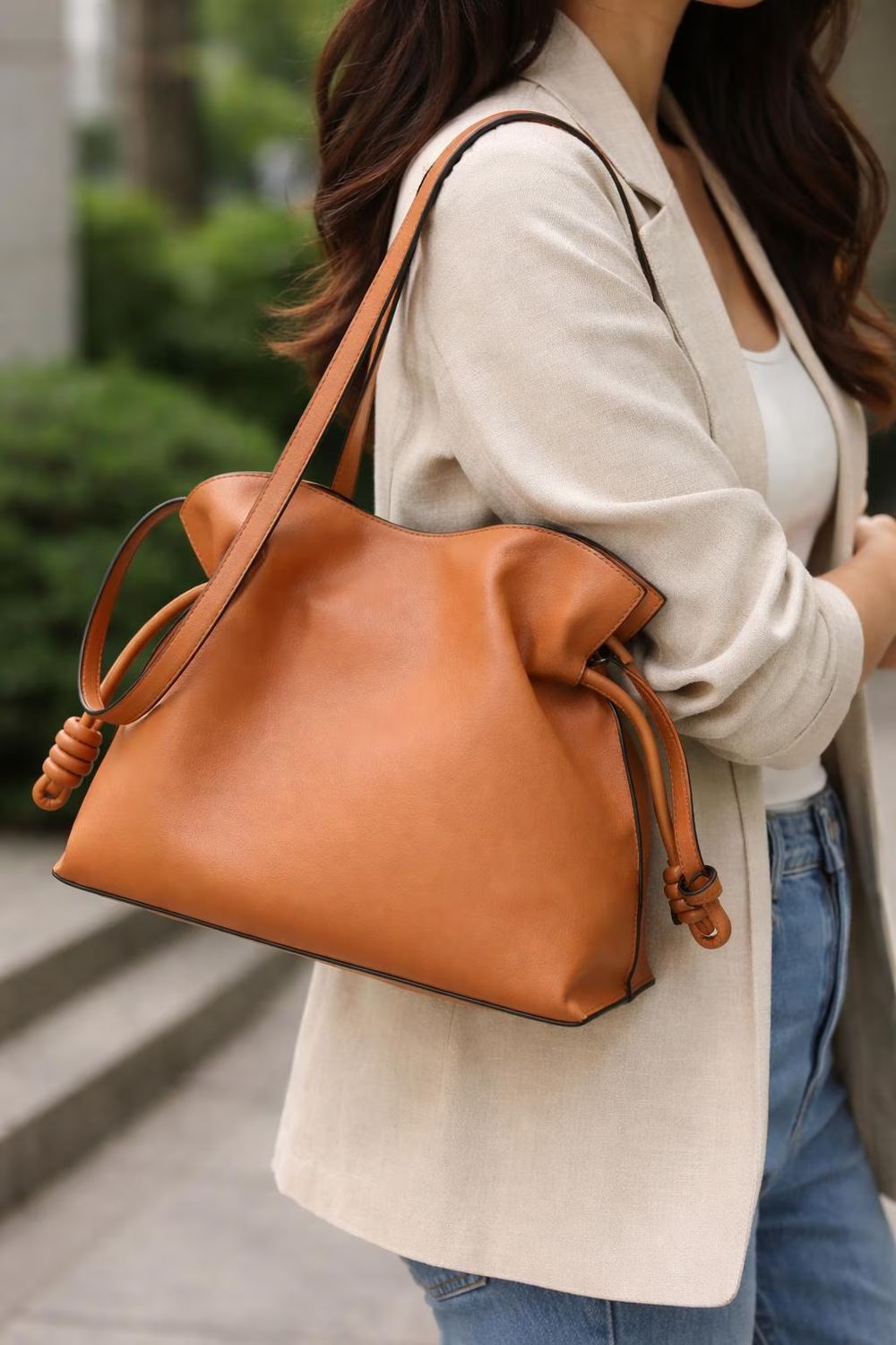Caramel Color Leather Crossbody Bag – Cloud detail photo 3