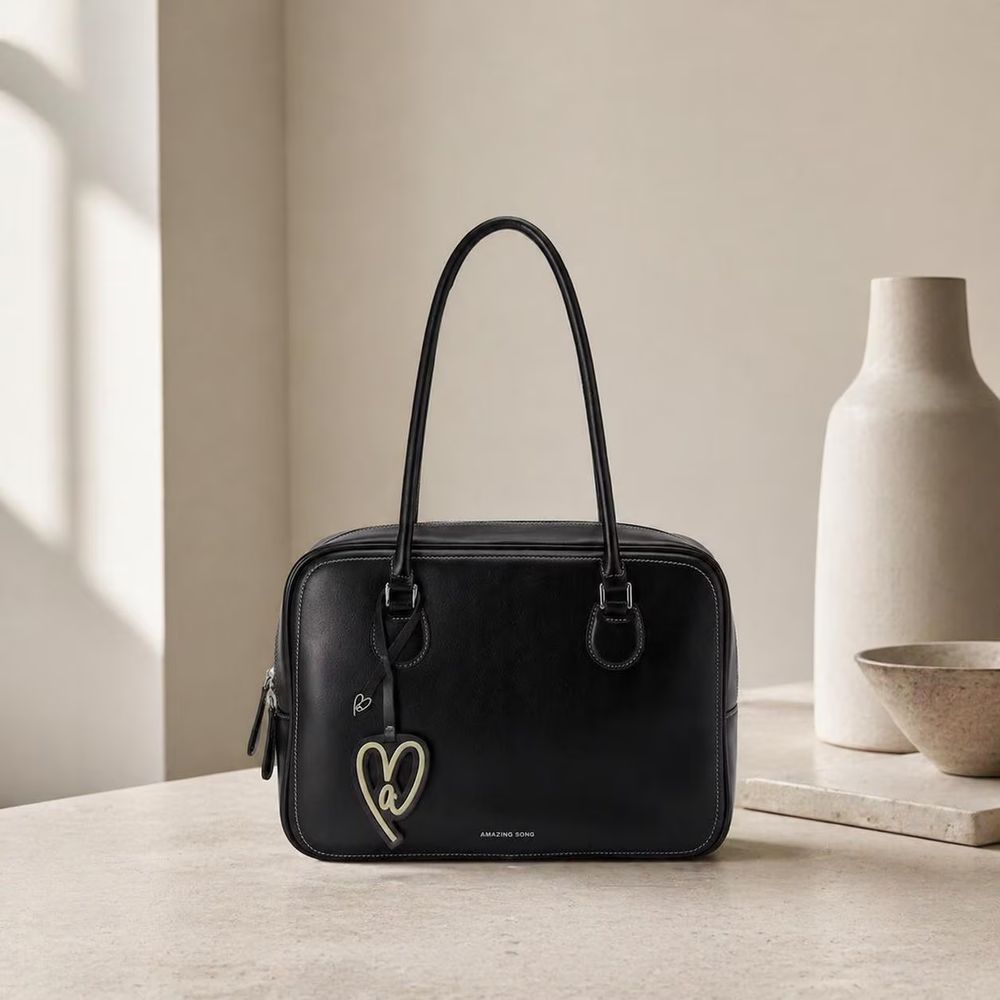 Large Leather Shoulder Bag detail photo 2