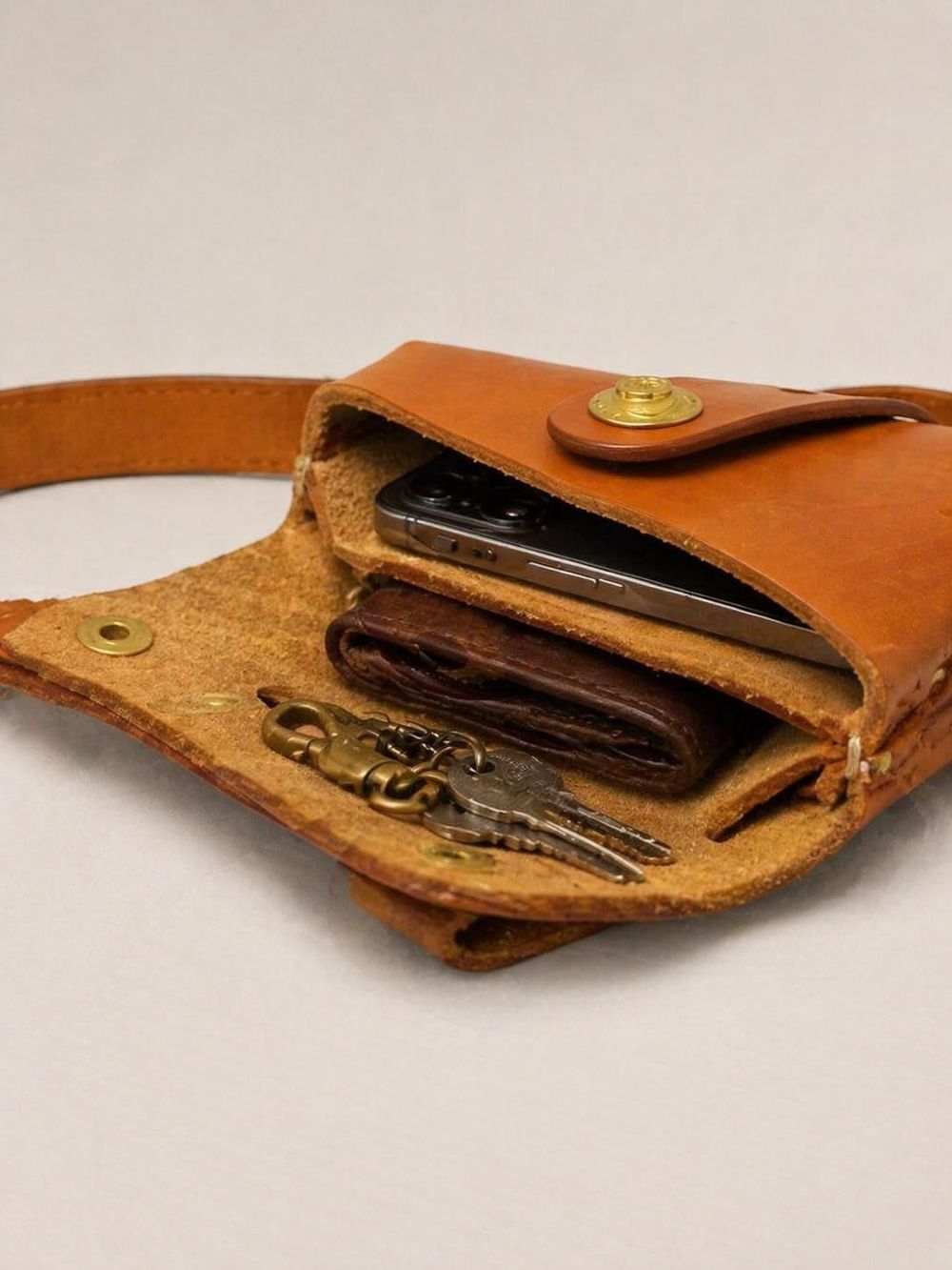 Men's Cowhide Leather Vertical Waist Bag detail photo 3