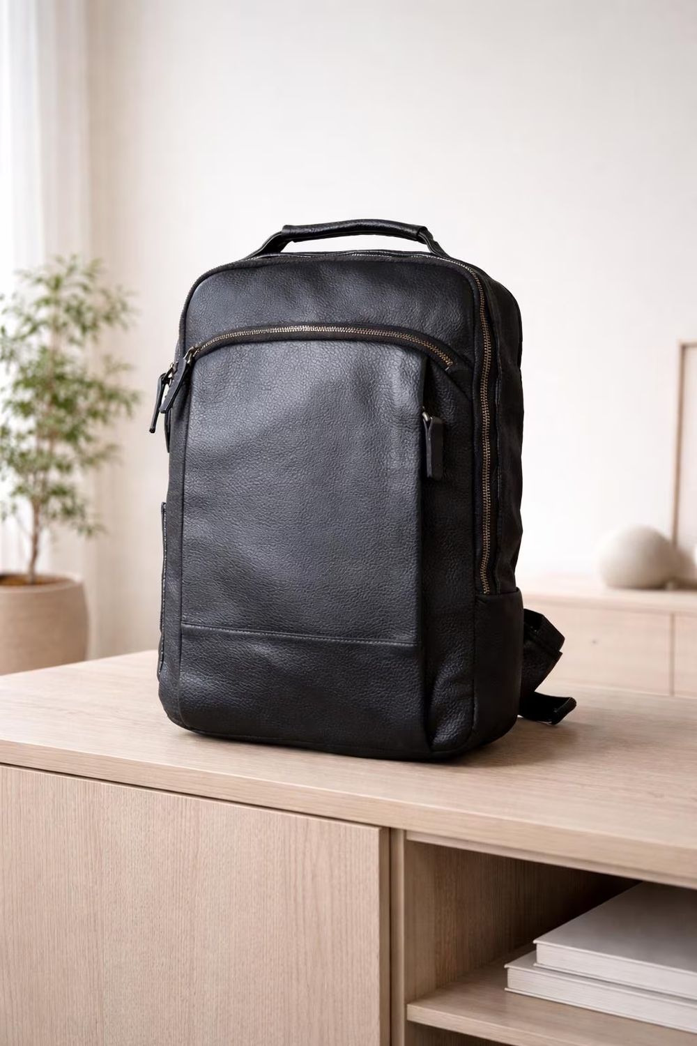 Men's Genuine Leather Backpack – Fashionable detail photo 2